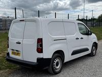 Second-hand Vauxhall Combo Edition 100 CP (73 kW) 2019 Alb Monovolum