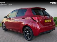 Used Toyota Yaris Hybrid Design 101 HP (74 kW) 2016 Red Hatchback