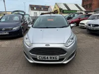 Usado Ford Fiesta Zetec 75 CV (55 kW) 2015 Plateado Utilitario