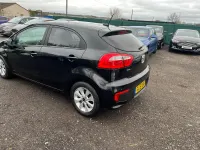 Begagnad Kia Rio 2015 Svart Halvkombi