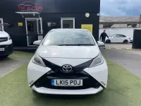 Usado Toyota Aygo X-play 69 HP (50 kW) 2015 Branco Citadino