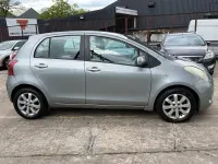 Begagnad Toyota Yaris 85 HK (62 kW) 2007 Silver Halvkombi