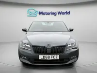 Usado Skoda Superb SportLine 150 CV (110 kW) 2018 Gris Utilitario