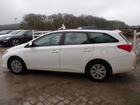 Used Toyota Auris Active 90 HP (66 kW) 2014 White Estate