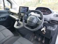 Second-hand Peugeot Partner Premium 131 CP (96 kW) 2023 Alb Monovolum