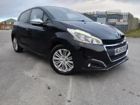 Używany Peugeot 208 Signature Sky 2019 Czarny Hatchback