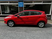 Usado Ford Fiesta Zetec 82 HP (60 kW) 2014 Vermelho Citadino