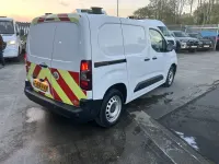 Second-hand Vauxhall Combo Edition 100 CP (73 kW) 2019 Alb Monovolum