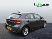 Usado Kia Rio 100 CV (73 kW) 2018 Gris Utilitario