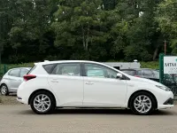 Used Toyota Auris Hybrid Business Edition 136 HP (100 kW) 2016 White Hatchback