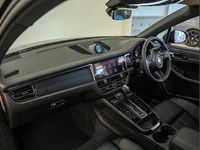 Used Porsche Macan 261 HP (191 kW) 2025 Black SUV