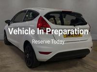 Usado Ford Fiesta Zetec 82 CV (60 kW) 2012 Rojo Utilitario