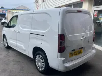 Second-hand Vauxhall Combo 100 CP (73 kW) 2023 Alb Monovolum