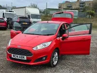 Usado Ford Fiesta Zetec 100 CV (73 kW) 2014 Rojo Utilitario