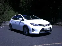 Used Toyota Auris Hybrid 136 HP (100 kW) 2014 White Hatchback