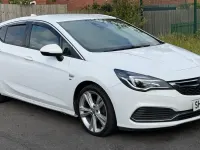 Used Vauxhall Astra SRi 110 HP (80 kW) 2017 White Hatchback