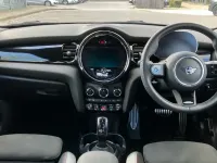 Begagnad Mini Cooper Classic 136 HK (100 kW) 2023 Röd Halvkombi