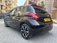 Käytetty Peugeot 208 2019 Musta Viistoperä