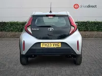 Usado Toyota Aygo X PURE 72 HP (52 kW) 2023 Prateado SUV