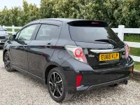 Usado Toyota Yaris 2025 Preto Citadino