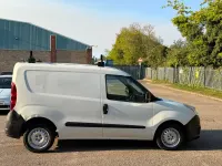 Usado Vauxhall Combo 90 CV (66 kW) 2015 Blanco Monovolumen