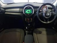 Używany Mini Cooper Classic 136 KM (100 kW) 2019 Niebieski Hatchback