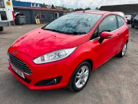 Usado Ford Fiesta Zetec 82 HP (60 kW) 2014 Vermelho Citadino