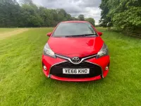 Używany Toyota Yaris Design 99 KM (72 kW) 2016 Czerwony Hatchback