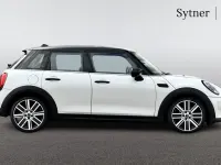 Begagnad Mini Cooper Exclusive 134 HK (98 kW) 2023 Vit Halvkombi