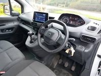 Używany Peugeot Partner Premium 131 KM (96 kW) 2023 Biały Minivan