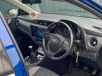 Used Toyota Auris 116 HP (85 kW) 2015 Blue Hatchback