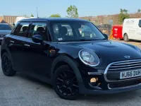 Usado Mini ONE Hatch 102 CV (75 kW) 2016 Negro Utilitario