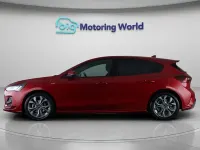 Usado Ford Focus ST-Line 125 CV (91 kW) 2023 Rojo Utilitario
