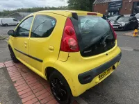 Begagnad Peugeot 107 68 HK (50 kW) 2009 Gul Halvkombi