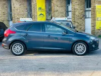 Usado Ford Focus Zetec 125 HP (91 kW) 2013 Cinzento Citadino