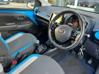Usado Toyota Aygo X-cite 69 HP (50 kW) 2015 Azul Citadino