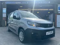 Używany Peugeot Partner Premium 75 KM (55 kW) 2021 Szary Minivan