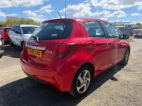 Gebraucht Toyota Yaris Hybrid 101 PS (74 kW) 2015 Rot Kleinwagen