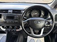 Begagnad Kia Rio 85 HK (62 kW) 2012 Röd Halvkombi