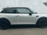 Usado Mini Cooper Classic 134 HP (98 kW) 2022 Prateado Citadino