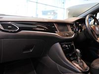 Used Vauxhall Astra SRi 150 HP (110 kW) 2016 White Hatchback