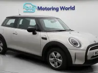 Usado Mini Cooper Classic 136 CV (100 kW) 2022 Plateado Utilitario