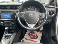 Used Toyota Auris Multidrive S 132 HP (97 kW) 2014 Red Hatchback