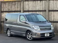 Usado Nissan Elgrand 2021 Gris Monovolumen