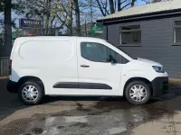 Usado Citroën Berlingo 100 CV (73 kW) 2022 Blanco Monovolumen