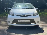 Usado Toyota Aygo 68 HP (50 kW) 2012 Branco Citadino