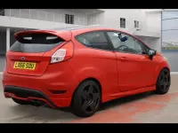 Usado Ford Fiesta Zetec 140 CV (102 kW) 2016 Rojo Utilitario