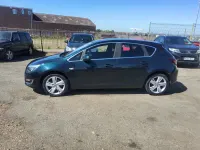 Używany Vauxhall Astra SRi 165 KM (121 kW) 2015 Zielony Hatchback