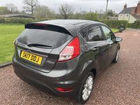 Usado Ford Fiesta Titanium 2017 Gris Utilitario