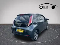 Begagnad Toyota Aygo X-clusiv 69 HK (50 kW) 2017 Grå Halvkombi
